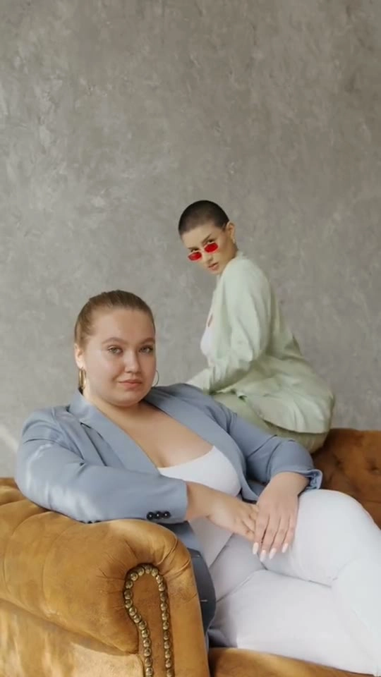 Takım elbiseli modellerle moda çekimi