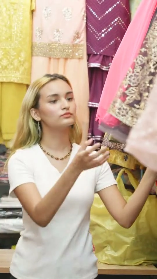 Butikte kumaş inceleyen kadın