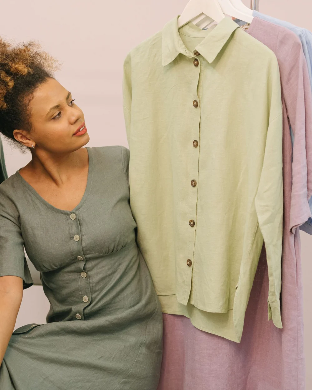 Askıdan keten gömlek seçen kadın